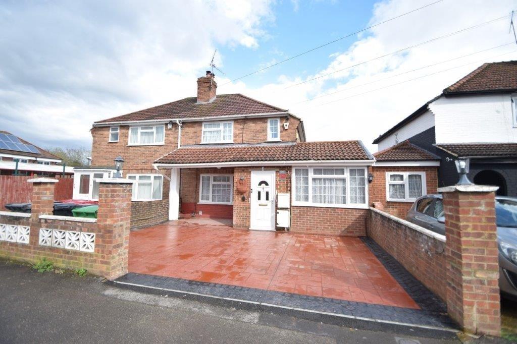 York Avenue, Slough, Berkshire, SL1 4 bed semidetached house £500,000