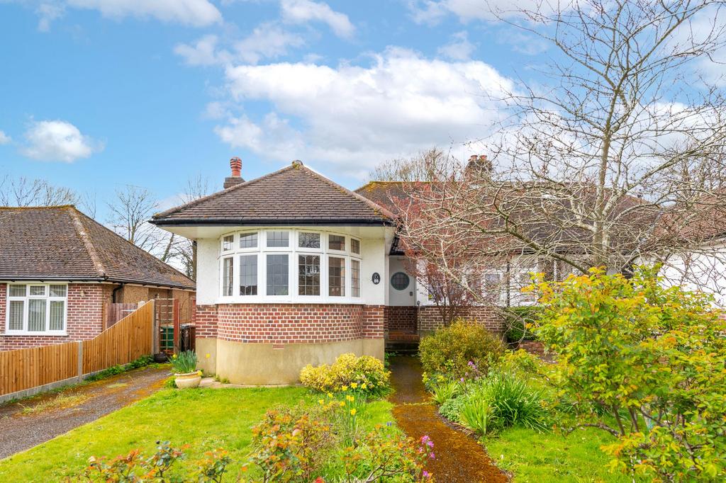 Broadhurst Gardens, Reigate, RH2 3 bed semidetached bungalow for sale