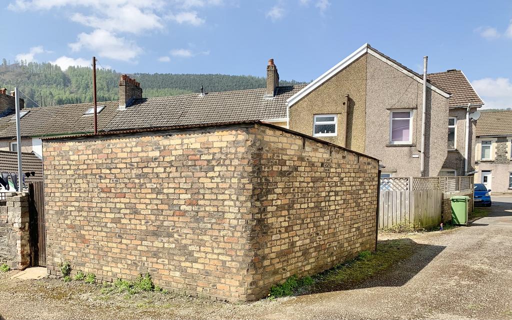 Islwyn Street, Cwmfelinfach... Garage £70 pcm (£16 pw)