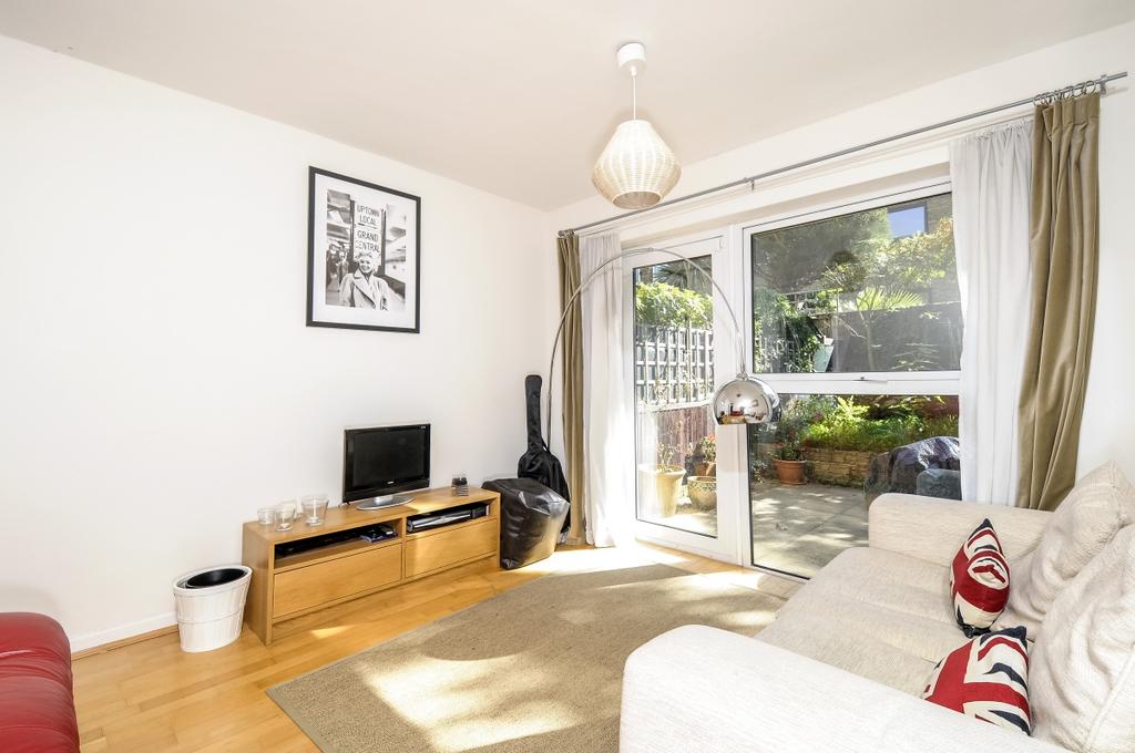 Bartholomew Close Clapham SW18 2 bed house £2,250 pcm (£519 pw)