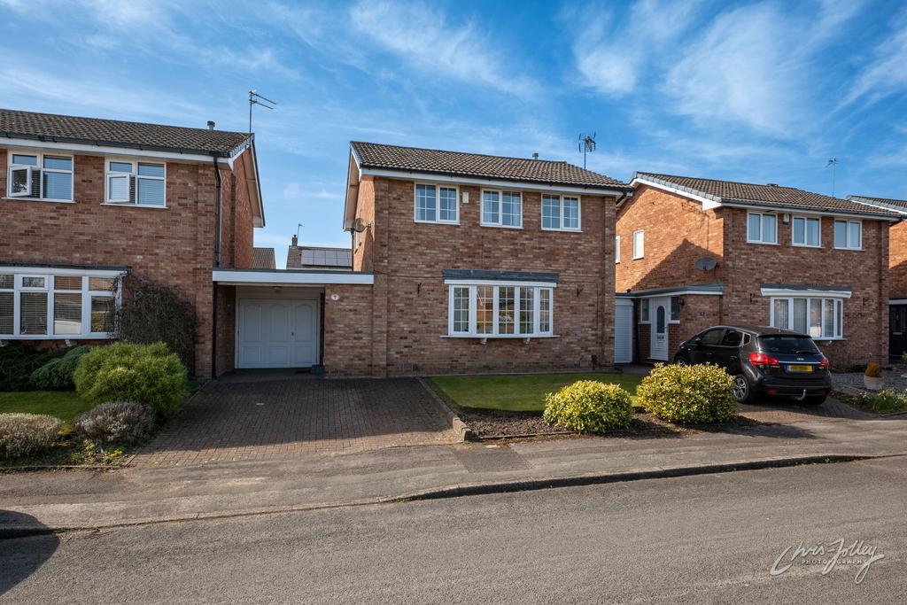 Burns Crescent, Offerton, Stockport SK2 5HT 3 bed detached house for