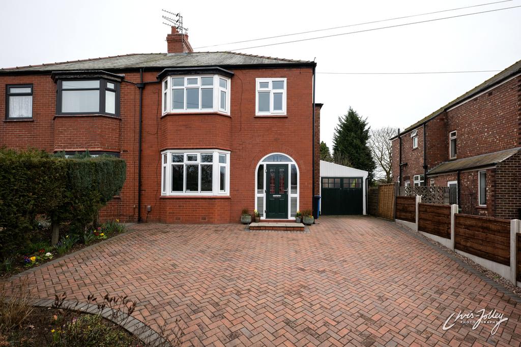 Macclesfield Road, Hazel Grove, Stockport SK7 6DT 4 bed semidetached