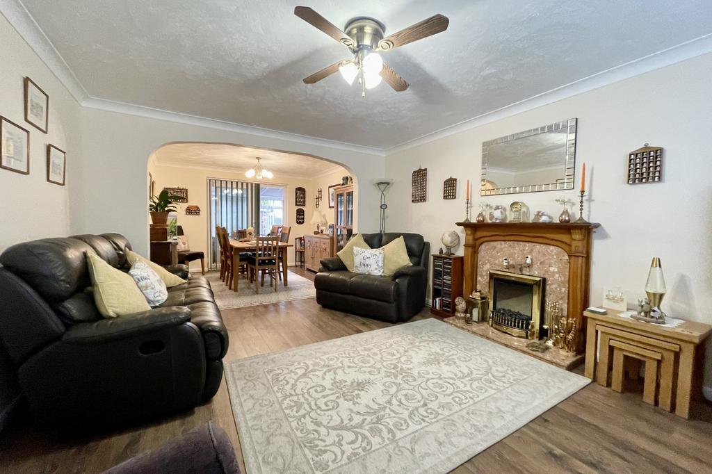 Hazelwood Avenue, Eastbourne, East Sussex, BN22 4 bed detached house