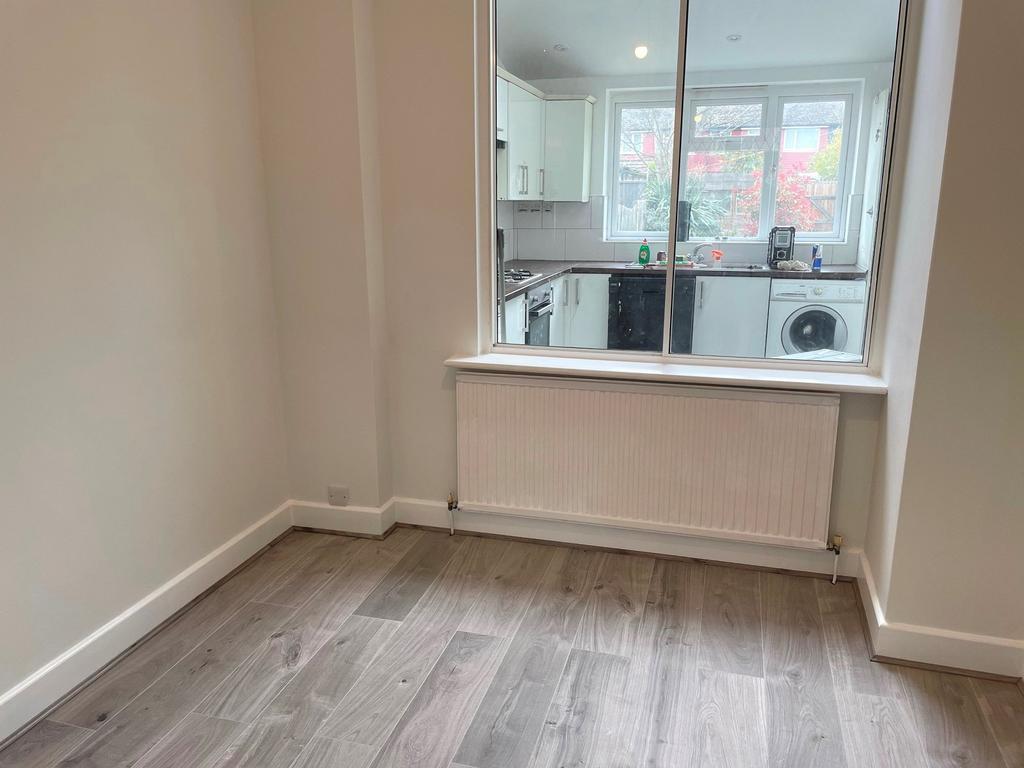 Sunray Avenue, Surbiton, Surrey. KT5 9RA 3 bed terraced house £2,000