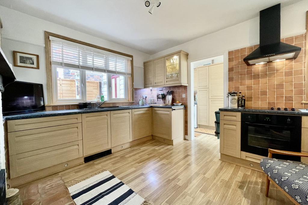 Victoria Road, Polegate, East Sussex... 3 bed detached house £375,000