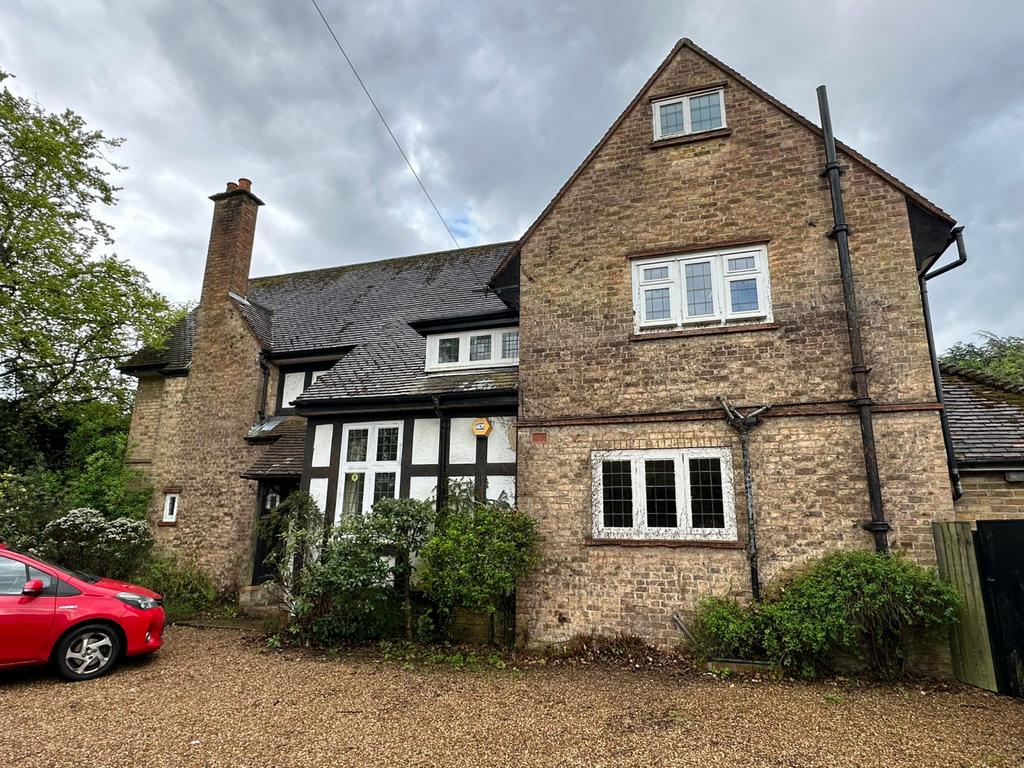 4 bed detached house to rent Britwell Road, Burnh