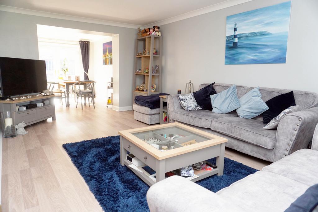 Abercromby Crescent, East Kilbride G74 2 bed semidetached villa £150,000