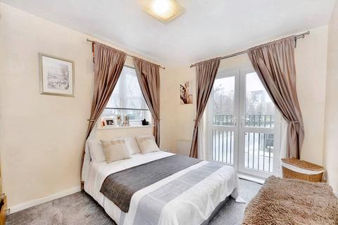 2 bedroom flat to rent, Caravel Close, London E14