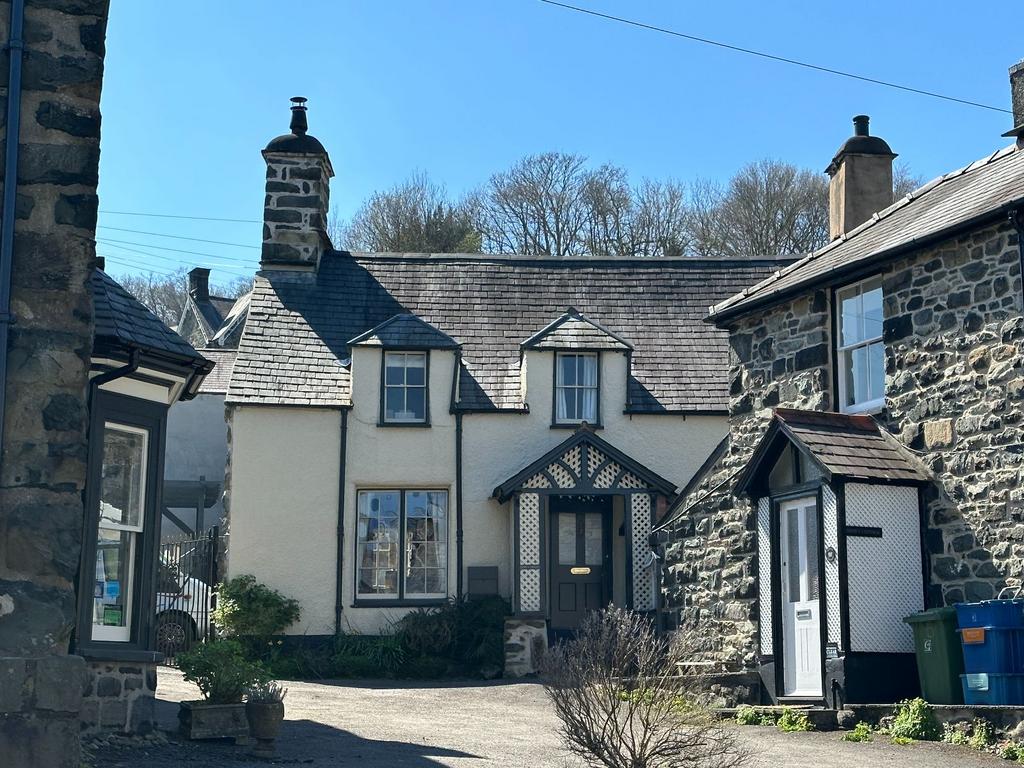Isfryn House, Cader Road, Dolgellau LL40 1RH 3 bed cottage for sale £