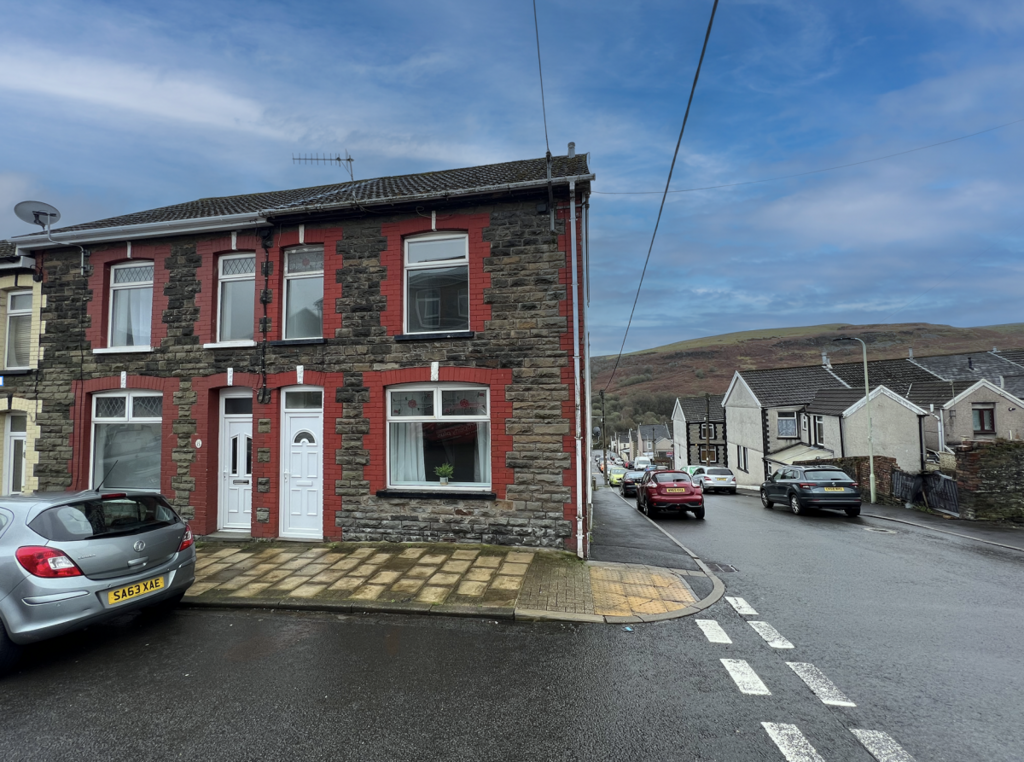 Bryngwyn Street Porth Porth 3 bed end of terrace house for sale £