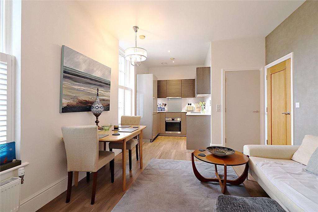 Martin Drive, Dartford, DA2 2 bed apartment for sale £325,000