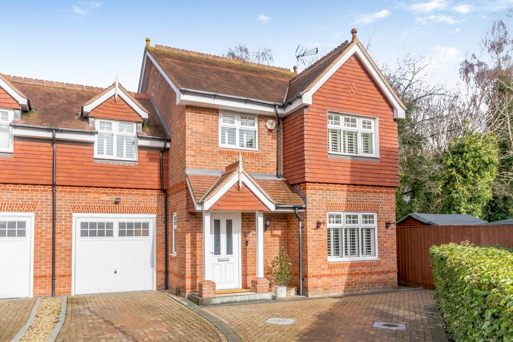 Woodland Chase, Croxley Green, Rickmansworth, WD3 5 bed semidetached