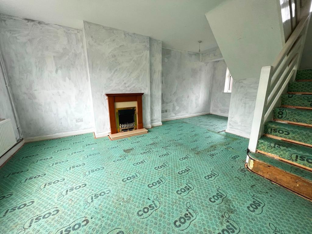 Siddington Road, Cirencester 3 bed terraced house £200,000