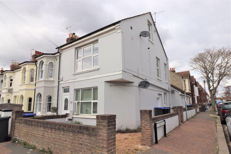 Pavilion Road, Worthing 3 bed apartment £1,400 pcm (£323 pw)