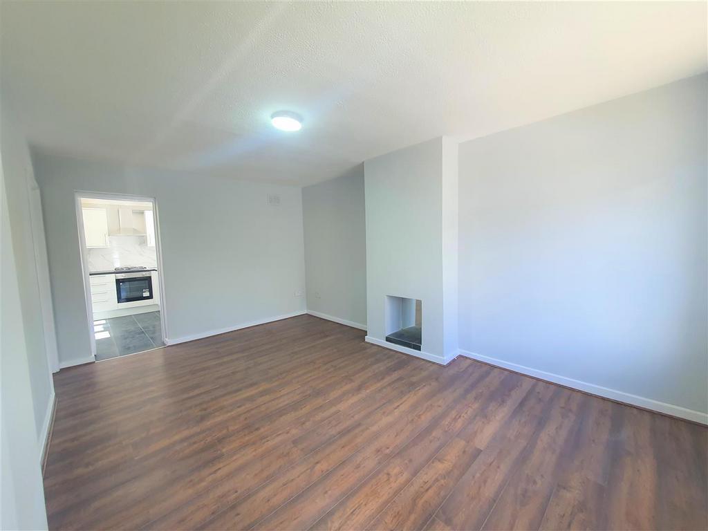 Woodlands Drive, Stanmore 5 bed semidetached house £2,950 pcm (£681 pw)