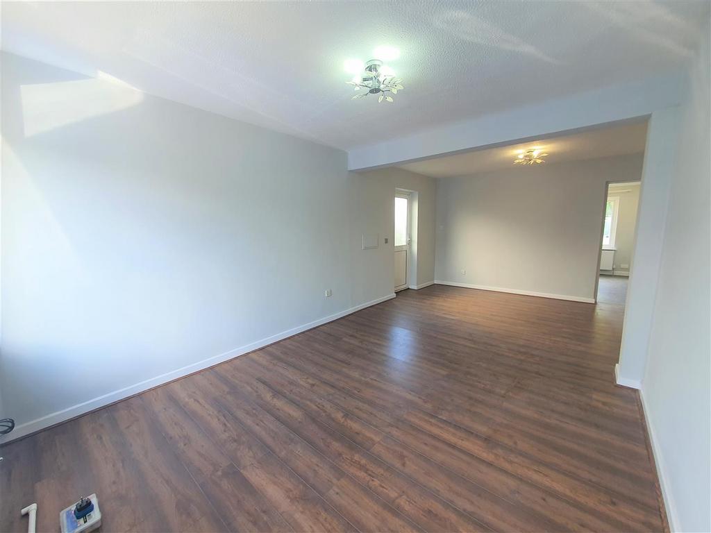 Woodlands Drive, Stanmore 5 bed semidetached house £2,950 pcm (£681 pw)