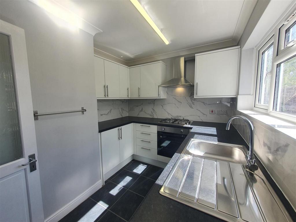 Woodlands Drive, Stanmore 5 bed semidetached house £2,950 pcm (£681 pw)