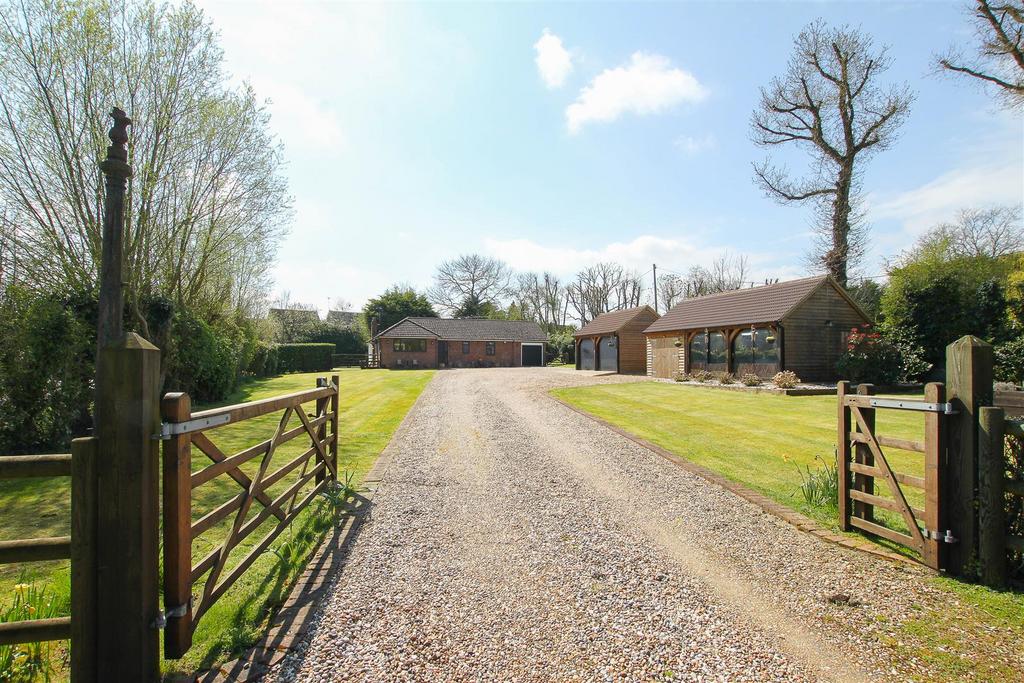 * SIGNATURE HOME * Brook Lane, Doddinghurst 3 bed detached house for