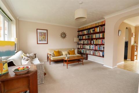 10 Winnet Way, Southwater, Horsham, RH13 9TB