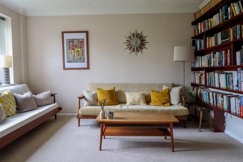 10 Winnet Way, Southwater, Horsham, RH13 9TB