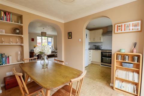 10 Winnet Way, Southwater, Horsham, RH13 9TB