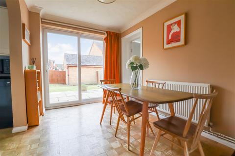 10 Winnet Way, Southwater, Horsham, RH13 9TB