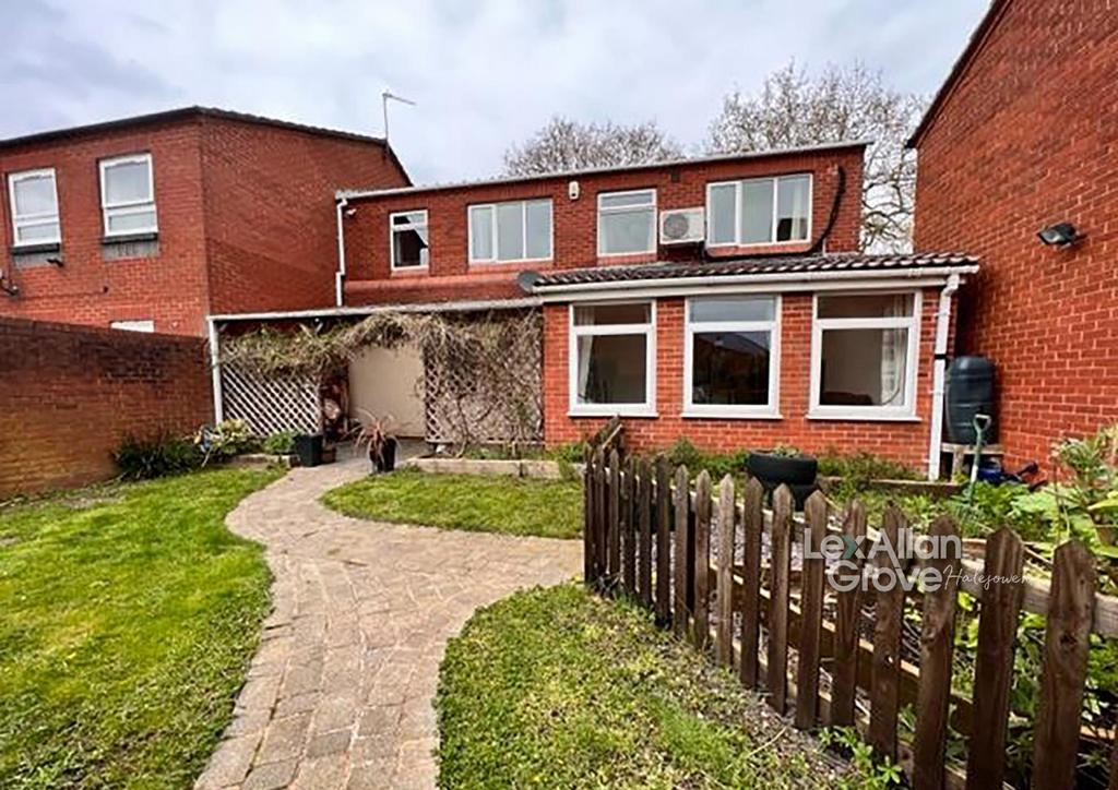 Snowdon Grove, Halesowen 3 bed semidetached house for sale £190,000