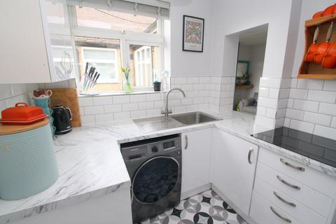 2 bedroom maisonette for sale - Avondale Avenue, Staines-upon-Thames, TW18