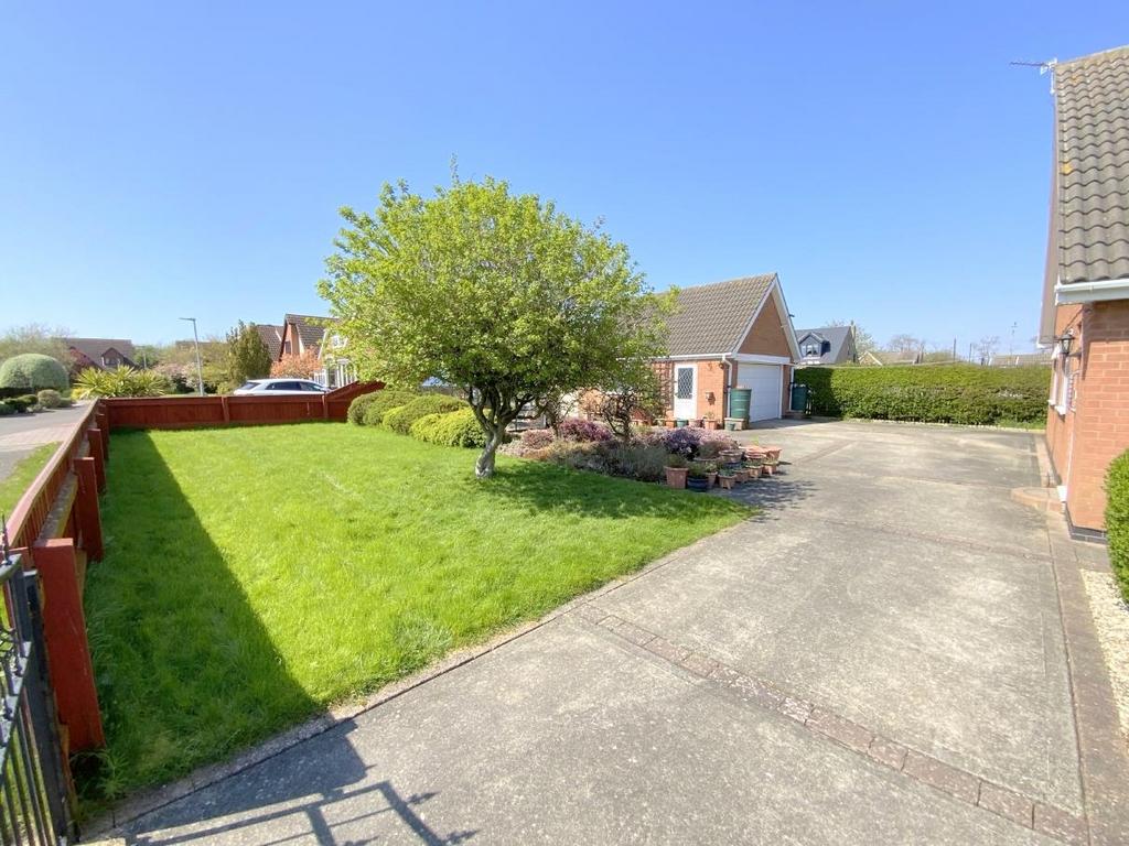 Peaks Avenue, New Waltham, Grimsby 3 bed detached bungalow for sale £