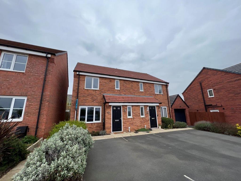 DISCOVERY DRIVE, MELTON MOWBRAY 3 bed semidetached house £900 pcm (£