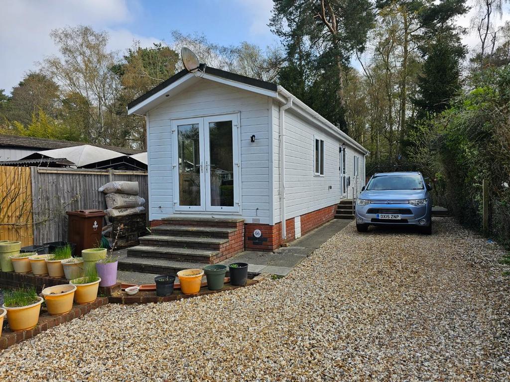 Nine Mile Ride, Finchampstead, Wokingham 2 bed house £120,000