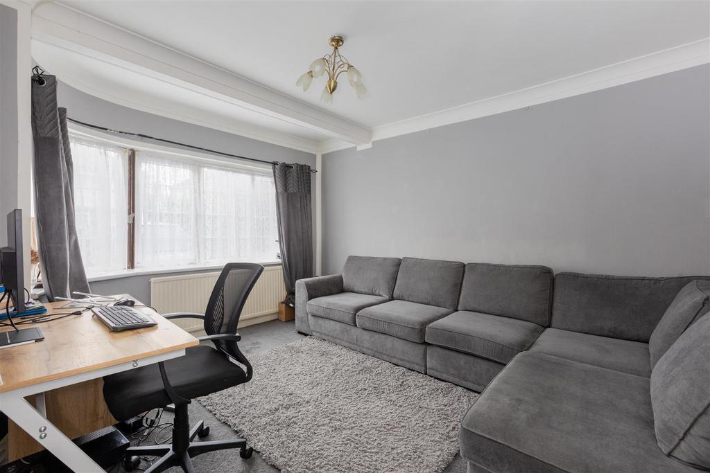 Lancaster Avenue, Slough 3 bed terraced house £400,000