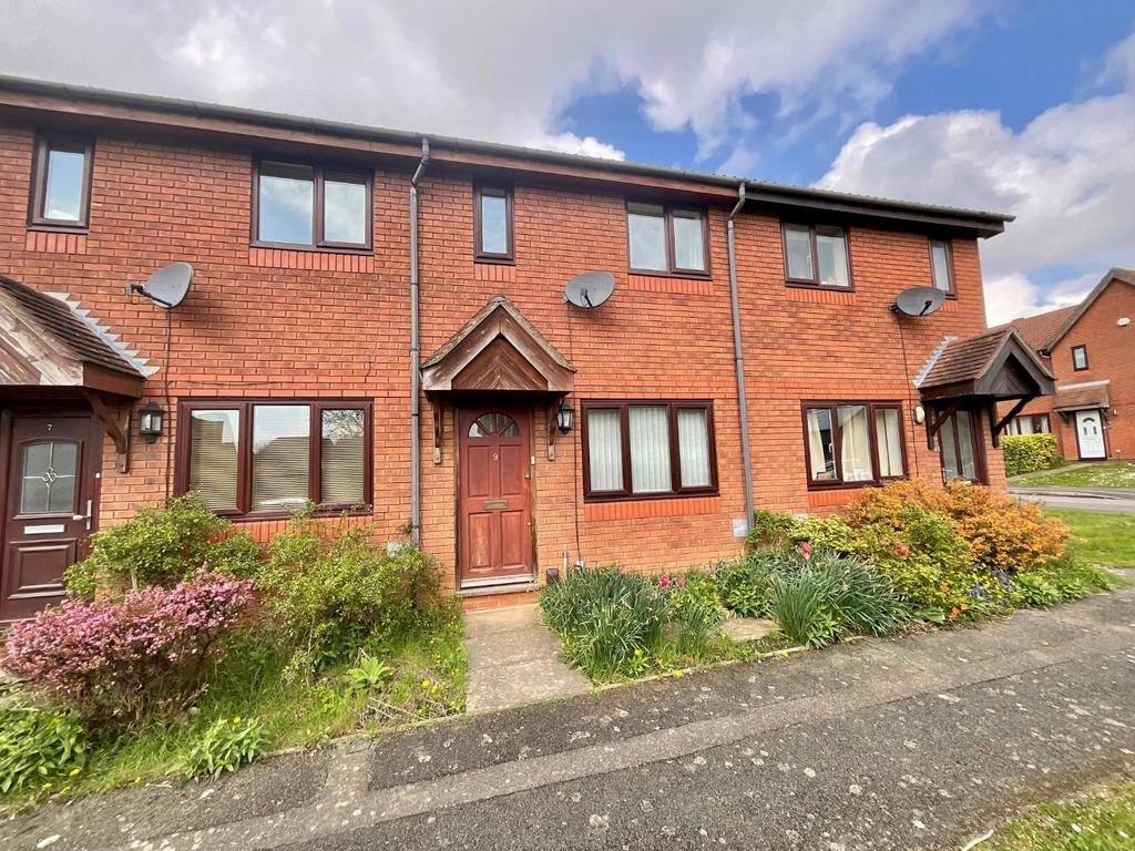 Claregate, East Hunsbury, Northampton... 2 bed terraced house £230,000