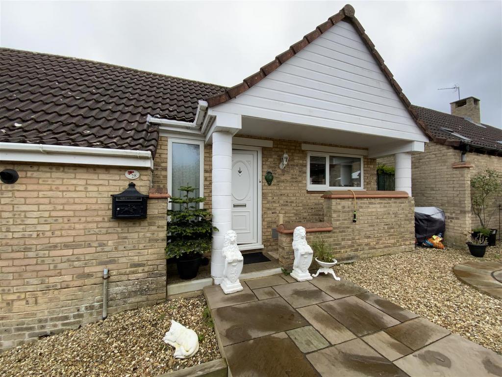 Vellan Avenue, Fishermead, Milton Keynes 3 bed detached bungalow for