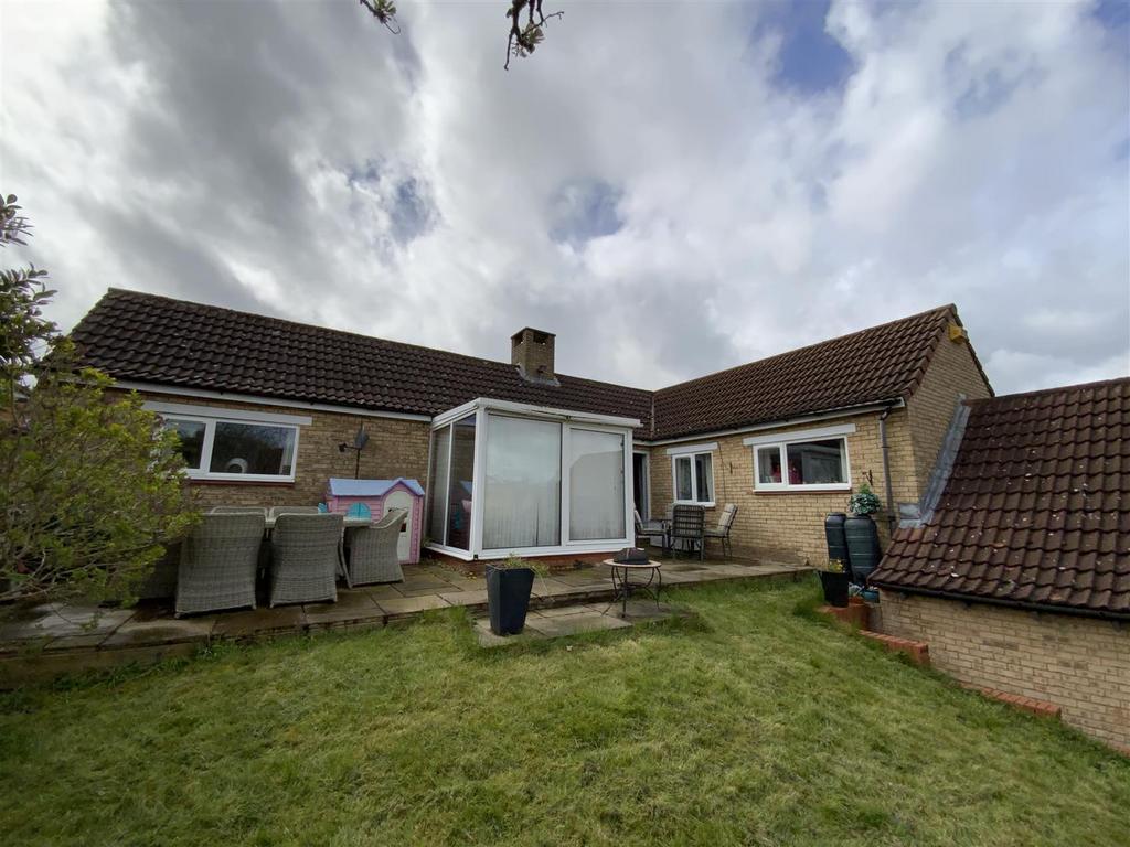 Vellan Avenue, Fishermead, Milton Keynes 3 bed detached bungalow for