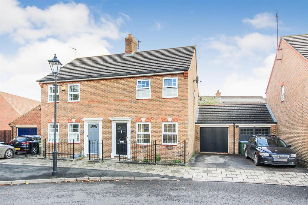 Horton Close, Aylesbury 3 bed house £1,450 pcm (£335 pw)
