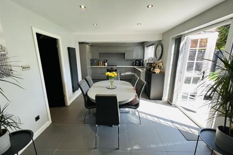 7 Turnberry Drive, Wilmslow, SK9 2QW