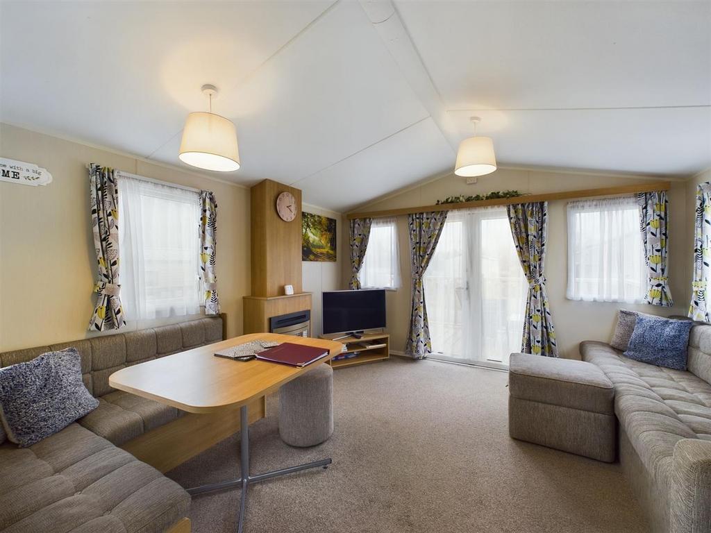 Lounge/Dining Area