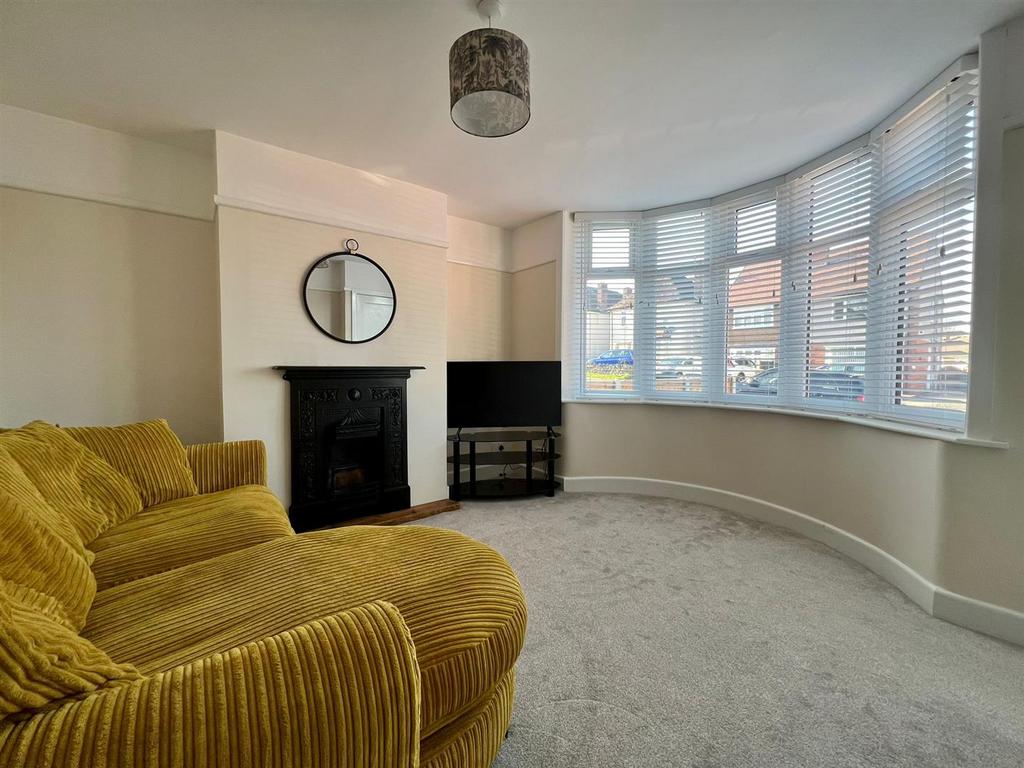 Clarkson Avenue, Chesterfield 2 bed semidetached house £795 pcm (£