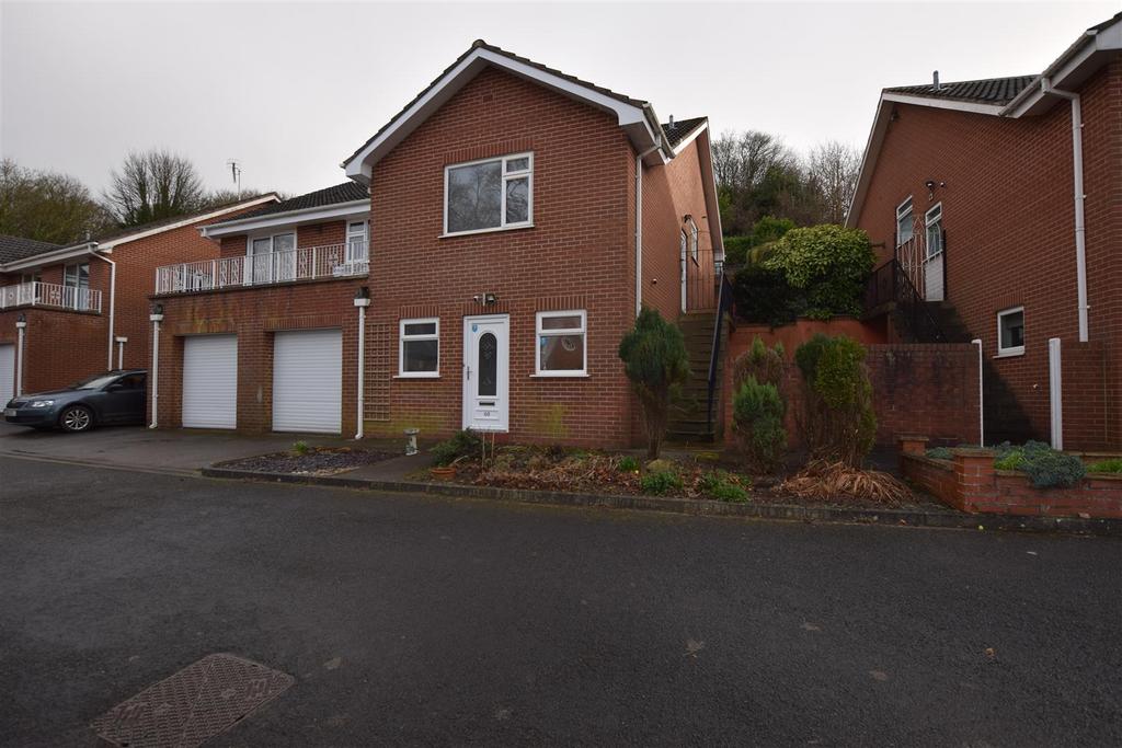 Stepney Road, Scarborough 3 bed detached house £1,100 pcm (£254 pw)