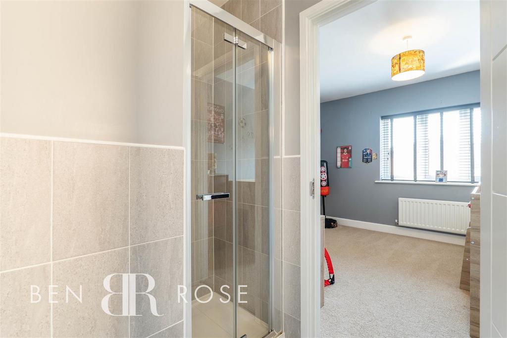 Jack &amp; Jill Ensuite