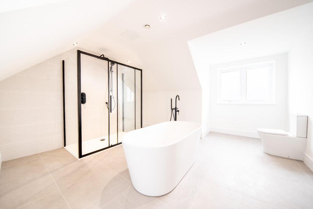 Master EN suite.jpg