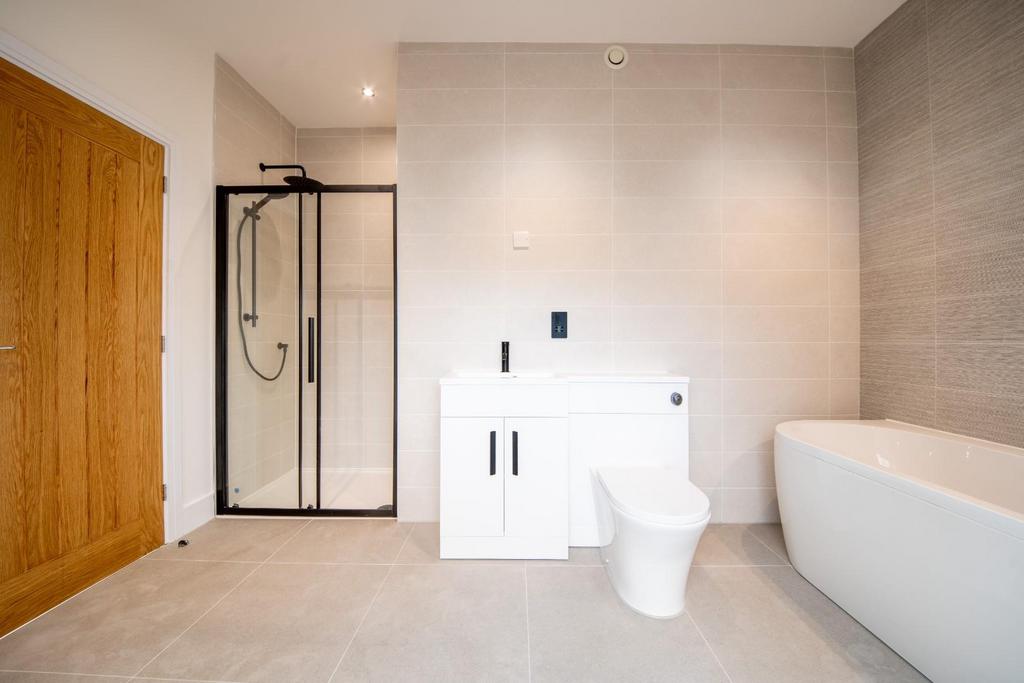 Family Bathroom 2.jpg