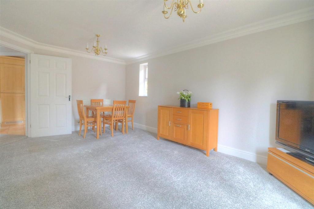 Hursley Road, Chandler's Ford, Eastleigh 2 bed flat for sale £270,000