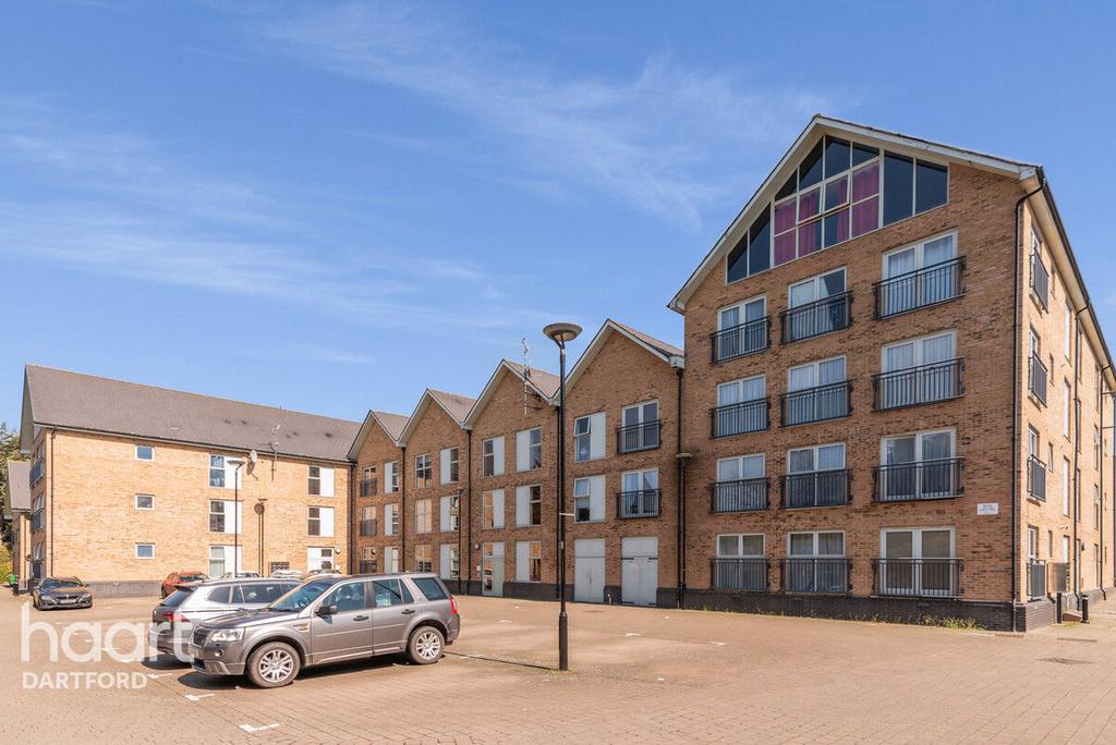 Esparto Way, Dartford 2 bed apartment for sale £230,000