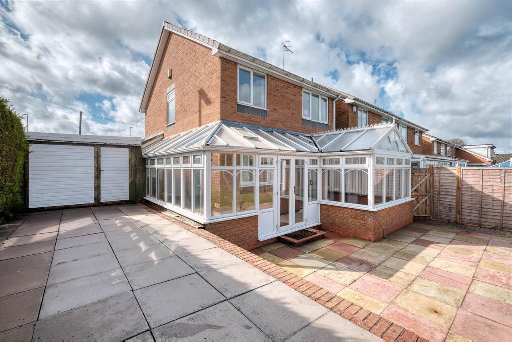 Barley Mow Lane, Catshill, Bromsgrove, B61 0LY 3 bed detached house for