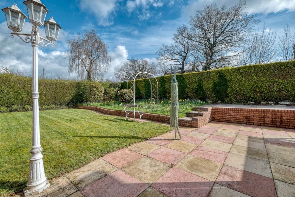 Barley Mow Lane, Catshill, Bromsgrove, B61 0LY 3 bed detached house for