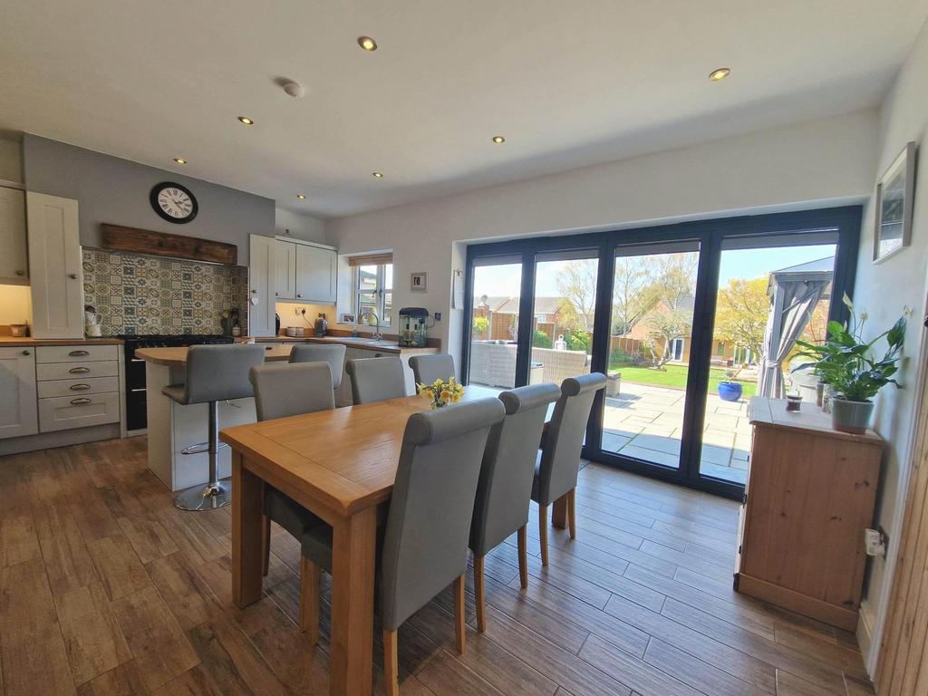 Kitchen/ Dining Room