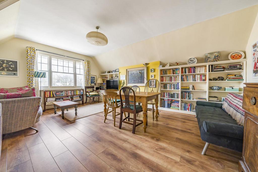Riggindale Road, Streatham 2 bed flat for sale £375,000