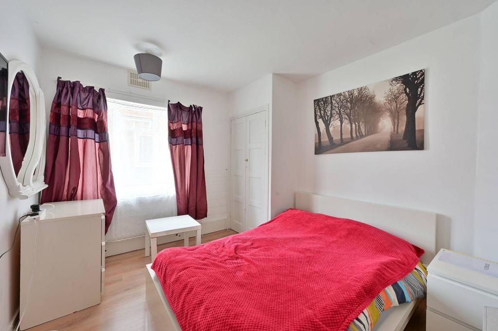 Gap Road, Wimbledon, London, SW19 3 bed flat to rent £2,250 pcm (£519 pw)